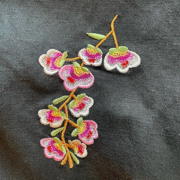 Larry Levine Black Linen Floral Embroidered Capris pants. Size 10 - Picture 4 of 15